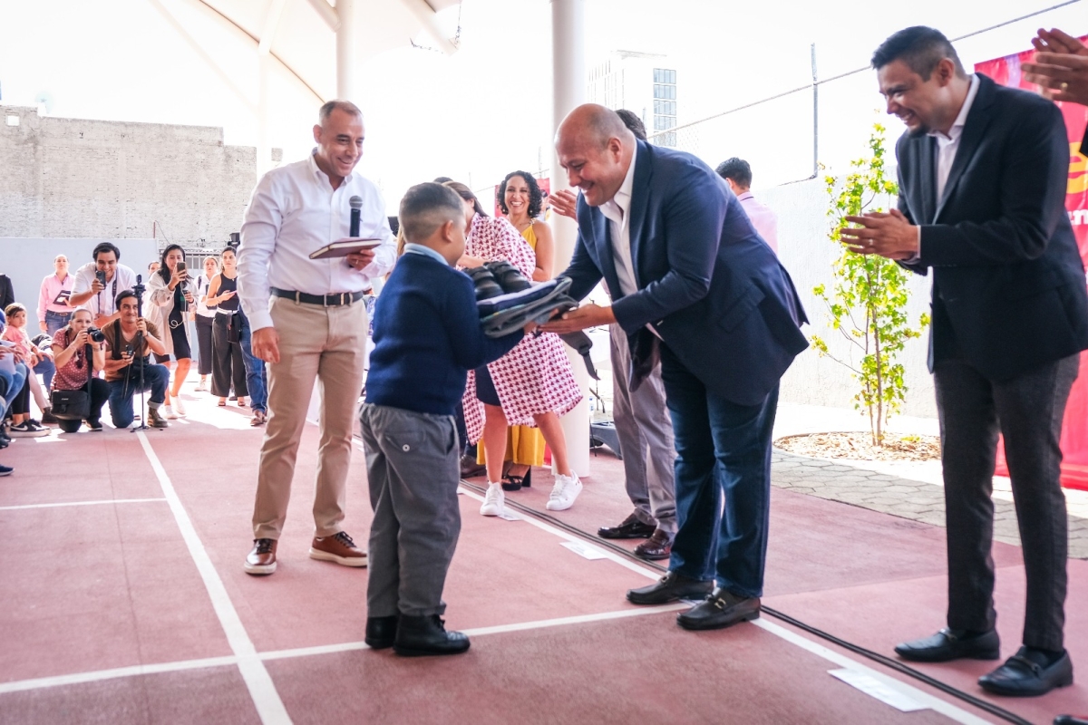 Enrique Alfaro Entrega Paquetes Escolares En Zapopan Con Inversi N De